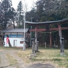 笹洞城へは神社鳥居の左側の道を登っていきます。