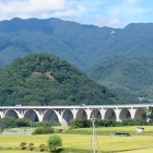 奥の山が砥石城。手前の丘は伊勢崎の砦。関ヶ原の折には徳川秀忠軍の背後を急襲するため、ここから真田信繁隊が出撃した。