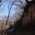 裏の湯川に面する断崖。ほぼ垂直の断崖である。