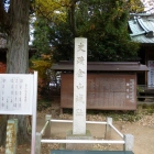 新田神社脇にある解説と城碑