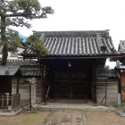 盛泉寺。左上の松の奥に櫓風建物