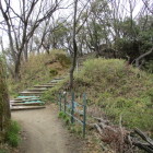 右の小山が野崎城主郭