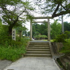 月岡神社の碑石の裏には月岡城跡の字も