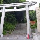 登城口となる城山八幡宮鳥居