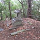 土塁突端に祠