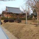 上段の曲輪を次段通路土塁から望む