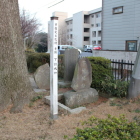 八幡神社境内に城名石碑