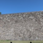 清水門正面の高石垣。特徴的な積み方