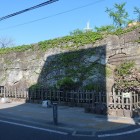 甲賀町口門跡の石垣。ビルの影が…