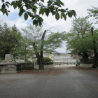 学校前・左手にあるのが安中城碑