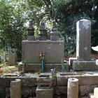 右は山中城主・松田康長の墓。左の三基は副将・間宮康俊と一族の墓。