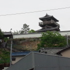 西側の住宅街から見上げた池田城跡