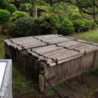 復元された井戸跡。