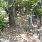 神社との間の土塁と堀