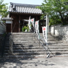 円勧寺山門地道より