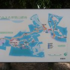 岸岡山緑地の案内板。城域は図の右側…のはず