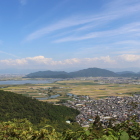 真ん中左の低い山が安土城跡。真ん中の大きな山が観音寺城跡。