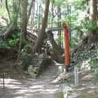 本丸北東の土塁と城跡碑