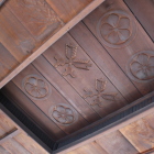 御殿の天井に城主・太田家の桔梗と違いかぶら矢の家紋