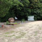 下の公園入口。手前に駐車スペース。