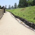 土塀と土塁の間で通路