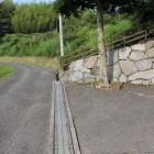 解説板の有る駐車場から登城路を見る