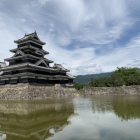 天守、堀、石垣、信州の山々