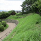 城址公園入口スロープの切岸