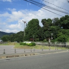 現在は高速道をを挟んで西・東に分かれる水城