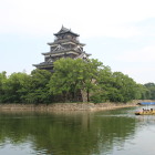 天守と遊覧船