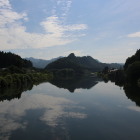 津川城遠景。川に挟まれた真ん中の山です。