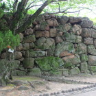 原爆の火災で赤くなった石垣