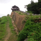 版築土塁と西門。