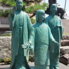 三姉妹の銅像。左側から茶々、江、初。