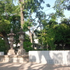 土塁の跡が杭全神社の参道沿いに残っています。