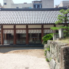 柴田神社拝殿と日向門跡石垣。