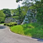 二の門跡（東側）ここから中学生は登校してるのですかね。