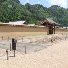復元館土塀と主門、前面の堀