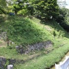 陣屋右側堀と石垣鉢巻土塁