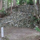 稲荷神社側の土塁上の石垣