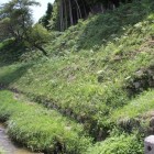 陣屋左側堀と石垣鉢巻土塁