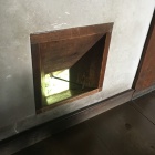 天守閣内部の狭間は金具で開け閉めする