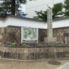 小学校(本丸)前の石碑