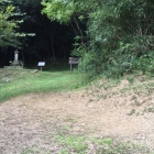 赤松祐尚の墓(その先が登城口)