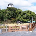 天守(左)と太鼓楼(右)