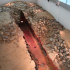 黒塚古墳展示館の竪穴式石室の実物大再現