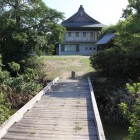 勝瑞城北側より水堀に架かる木橋から本丸を望む