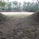 裏虎口より屋敷跡を見る奥が表虎口