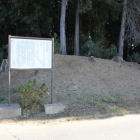 北西角の土塁と案内板