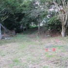 壊れた神社横の曲輪内部、奥に土塁
